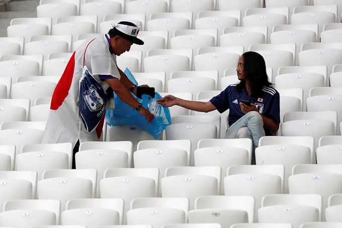 CĐV Nhật Bản thu gom rác trên khán đài World Cup 2018 - Bóng Đá