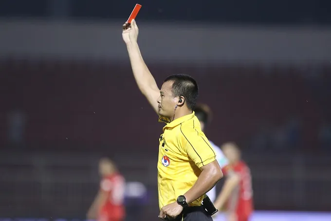 Hành động lạ của Văn Hưng khiến SHB Đà Nẵng thua ngược - Bóng Đá