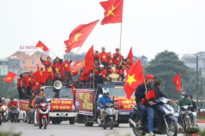 Trực tiếp không khí nóng bỏng bên ngoài sân Mỹ Đình  - Bóng Đá