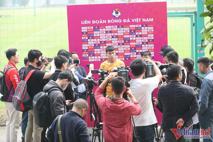 HLV Philippe Troussier 'ra chiêu', U23 Việt Nam mệt nhoài giữa trưa nắng - Bóng Đá