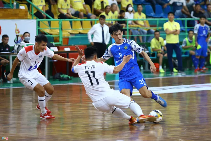 Trọng tài bị vây khi bẻ còi ở 'Siêu kinh điển' futsal Việt Nam - Bóng Đá