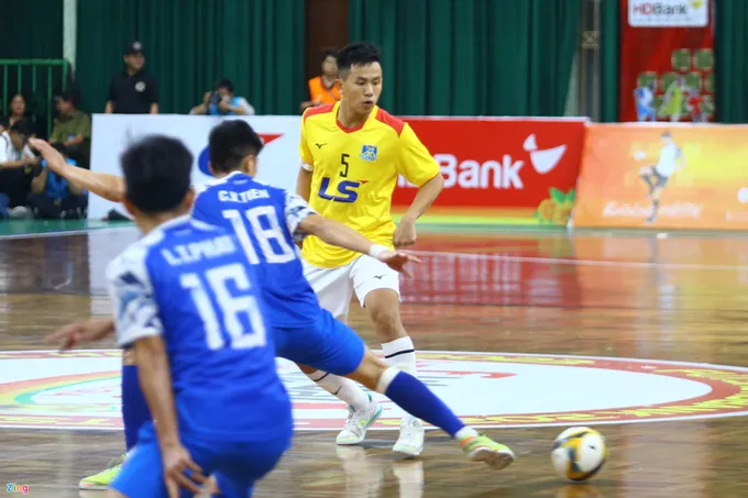 Trọng tài bị vây khi bẻ còi ở 'Siêu kinh điển' futsal Việt Nam - Bóng Đá