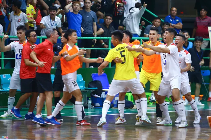 Trọng tài bị vây khi bẻ còi ở 'Siêu kinh điển' futsal Việt Nam - Bóng Đá