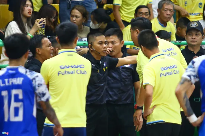 Trọng tài bị vây khi bẻ còi ở 'Siêu kinh điển' futsal Việt Nam - Bóng Đá