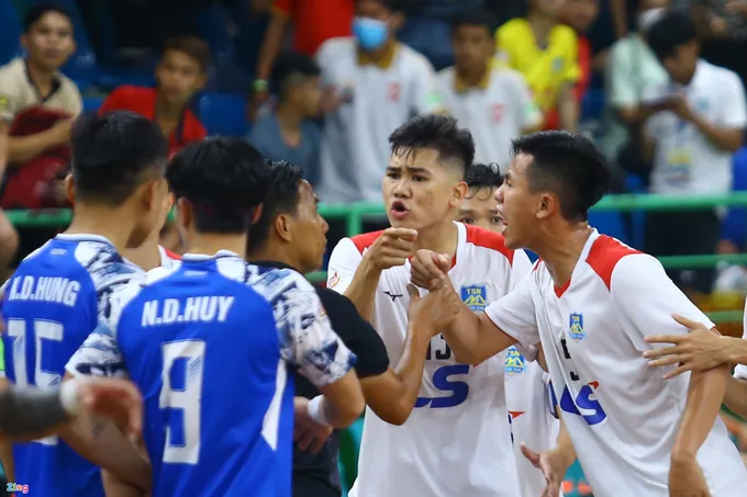 Trọng tài bị vây khi bẻ còi ở 'Siêu kinh điển' futsal Việt Nam - Bóng Đá