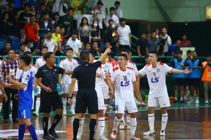 Trọng tài bị vây khi bẻ còi ở 'Siêu kinh điển' futsal Việt Nam - Bóng Đá