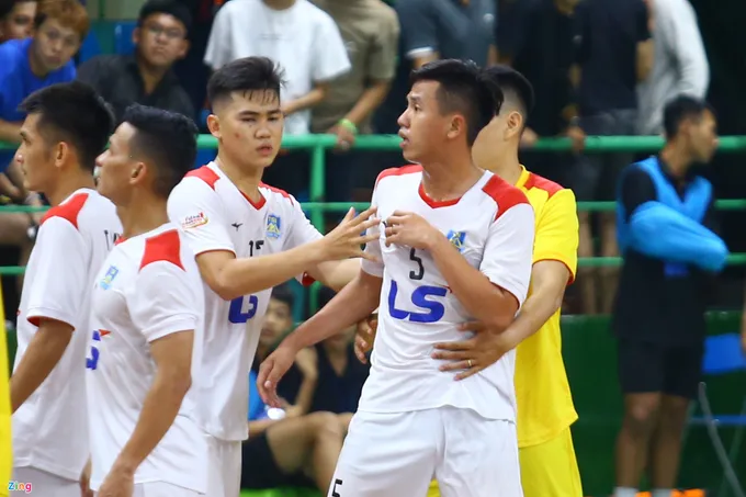 Trọng tài bị vây khi bẻ còi ở 'Siêu kinh điển' futsal Việt Nam - Bóng Đá