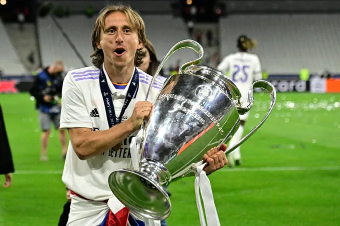 Real resign Modric - Bóng Đá