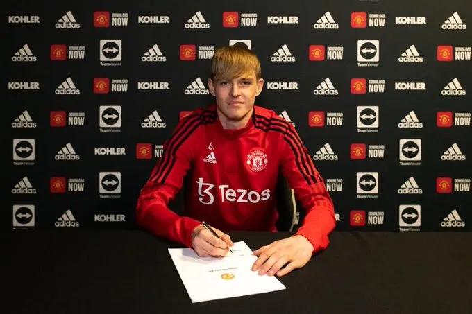 Manchester United complete signing of talented midfielder Toby Collyer [born in 2004] for their youth team, confirmed. - Bóng Đá