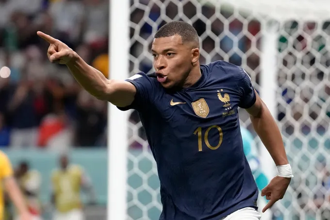 Kylian Mbappe wary of Evan Ferguson threat as France team-mates watch clips of Brighton striker - Bóng Đá