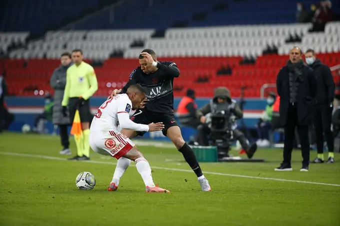 Mbappe ghi tuyệt phẩm, PSG xây chắc ngôi đầu - Bóng Đá