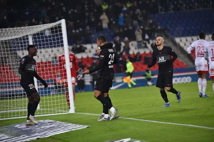 Mbappe ghi tuyệt phẩm, PSG xây chắc ngôi đầu - Bóng Đá