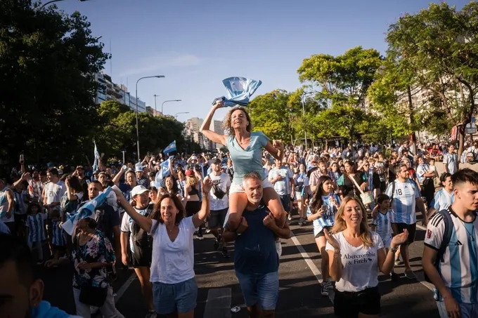 Biển người chờ đón tuyển Argentina về nước - Bóng Đá