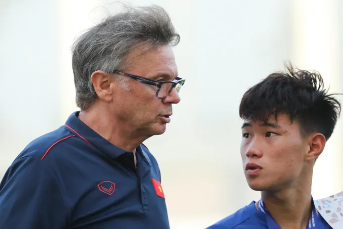 Philippe Troussier: Hài hước, nóng tính và cách thu phục quân - Bóng Đá