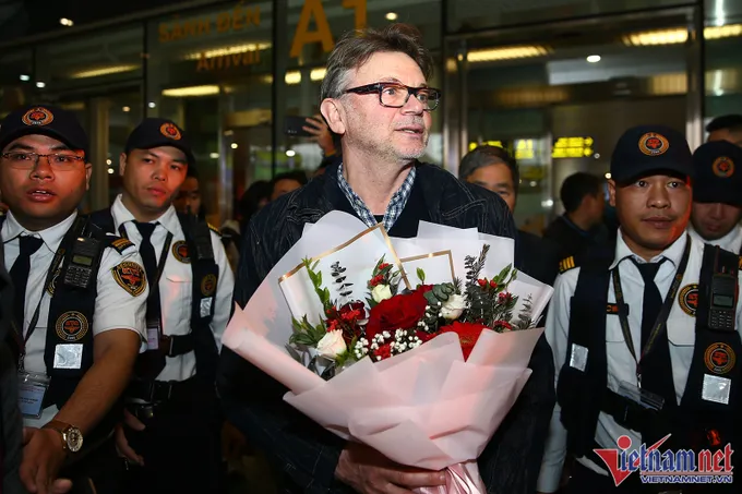 HLV Philippe Troussier hạnh phúc ngày trở lại Việt Nam - Bóng Đá