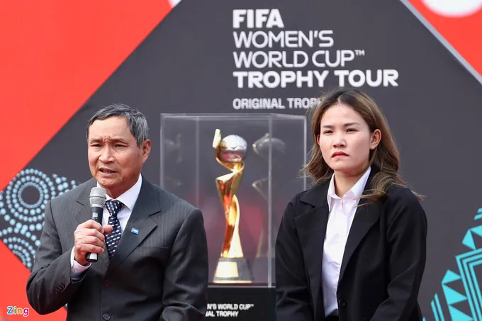 HLV Troussier cùng ông Mai Đức Chung dự lễ rước Cúp vàng World Cup - Bóng Đá