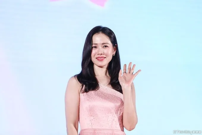 Son Ye Jin cho biết cô có thói quen uống nước collagen mỗi sáng và tối để hỗ trợ cải thiện độ đàn hồi da. 