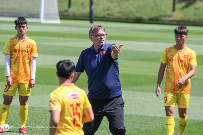 HLV Philippe Troussier lên tinh thần cho U23 Việt Nam đấu UAE - Bóng Đá