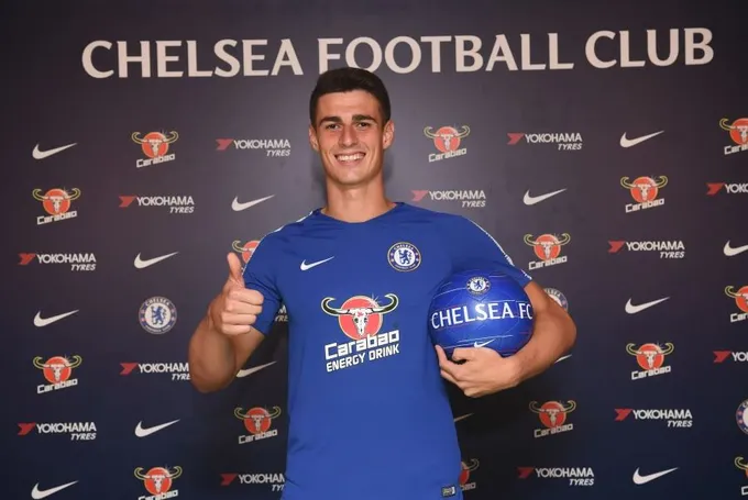 Kepa Arrizabalaga rạng rỡ khoe áo đấu Chelsea - Bóng Đá