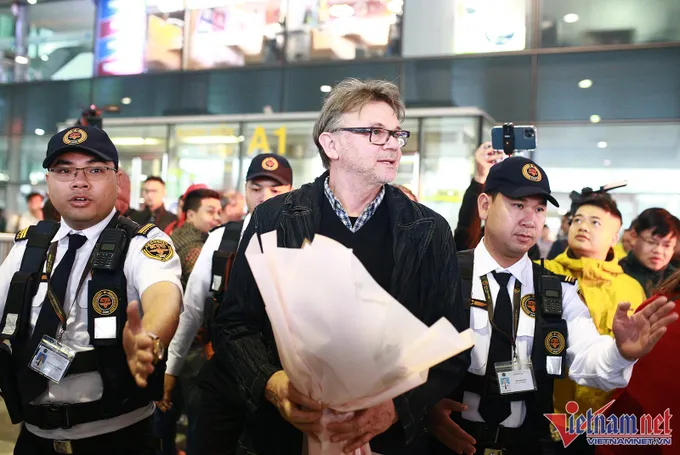 HLV Philippe Troussier hạnh phúc ngày trở lại Việt Nam - Bóng Đá