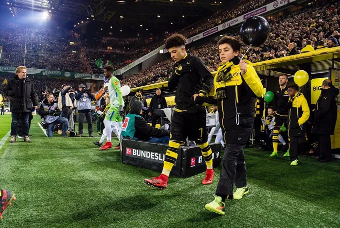 Thần đồng Dortmund đi vào lịch sử bóng đá Anh - Bóng Đá