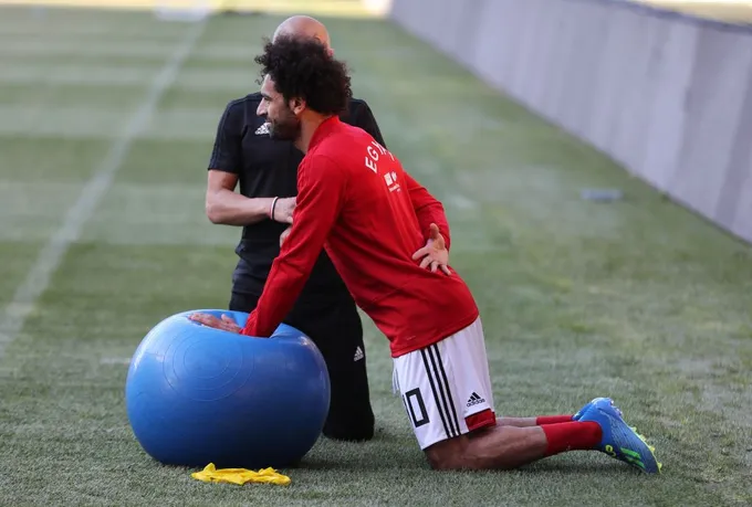 mohamed salah chụp ảnh áo đấu - Bóng Đá