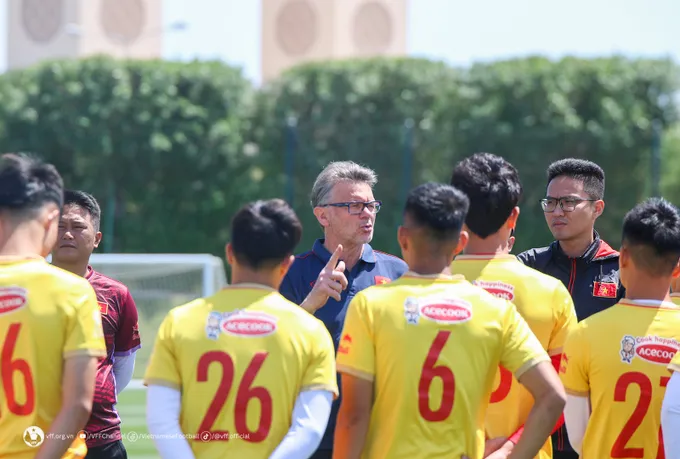 HLV Philippe Troussier lên tinh thần cho U23 Việt Nam đấu UAE - Bóng Đá