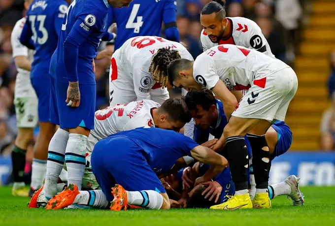 Azpilicueta bất tỉnh sau cú đá vào mặt - Bóng Đá