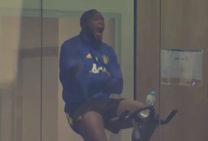 Romelu Lukaku caught yawning on exercise bike after missing Manchester United training session - Bóng Đá