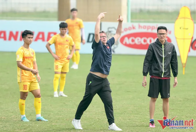 HLV Philippe Troussier 'ra chiêu', U23 Việt Nam mệt nhoài giữa trưa nắng - Bóng Đá