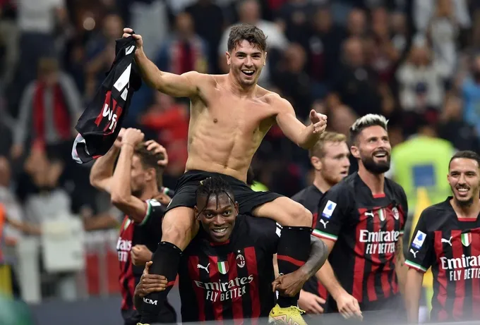 Sao AC Milan solo ghi bàn từ giữa sân - Bóng Đá