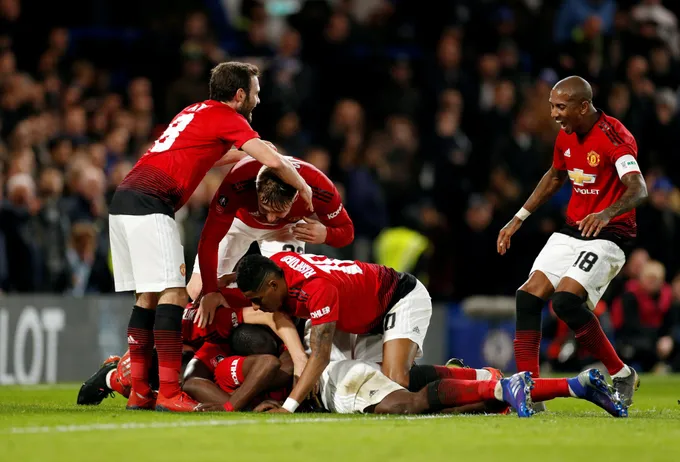 'Rũ bùn đứng dậy', Quỷ đỏ 'bay giữa ngân hà' Stamford Bridge - Bóng Đá