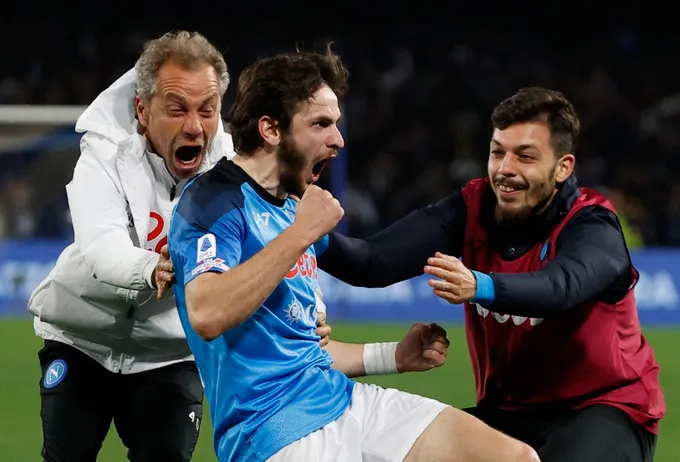 Napoli tạo khoảng cách 18 điểm với Inter Milan - Bóng Đá