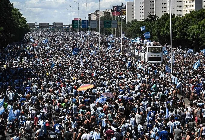 Hơn 4 triệu người dự lễ ăn mừng chức vô địch World Cup của Argentina - Bóng Đá