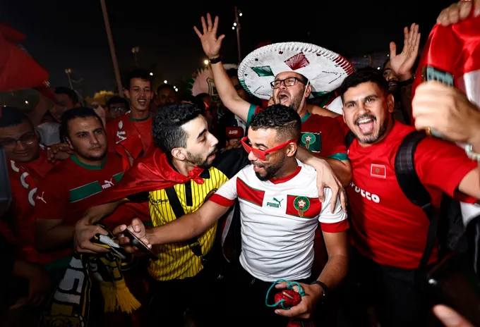 CĐV Morocco vỡ òa khi đội nhà vào tứ kết World Cup - Bóng Đá