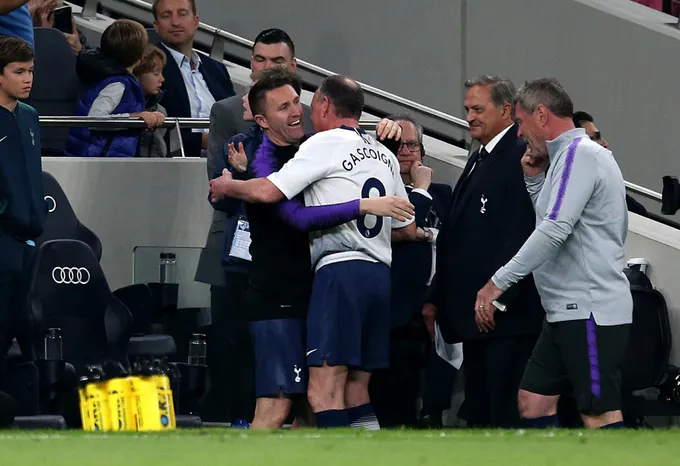 Từng chết lâm sàng 8 phút, huyền thoại Tottenham vẫn trở lại sân cỏ thần kỳ - Bóng Đá