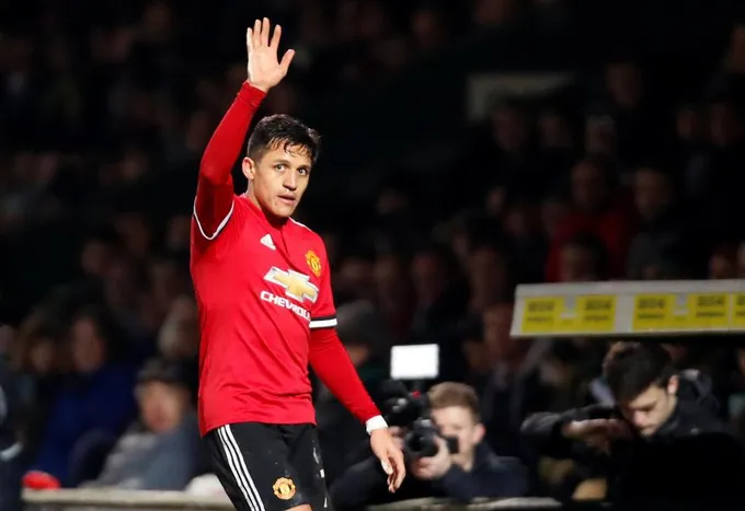 CĐV vây kín Alexis Sanchez sau trận ra mắt hoàn hảo - Bóng Đá