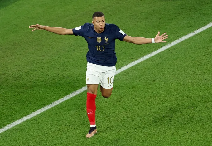 Mbappe san bằng kỷ lục của Pele - Bóng Đá