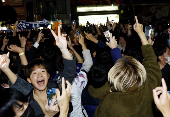 Tokyo vỡ òa vì chiến tích của tuyển Nhật Bản - Bóng Đá