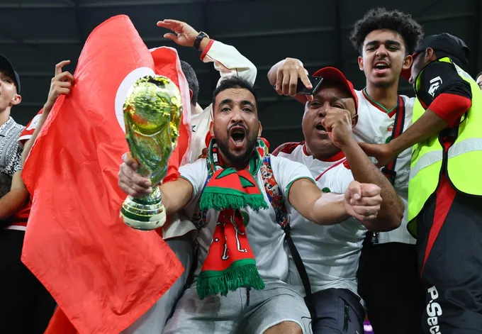 CĐV Morocco vỡ òa khi đội nhà vào tứ kết World Cup - Bóng Đá