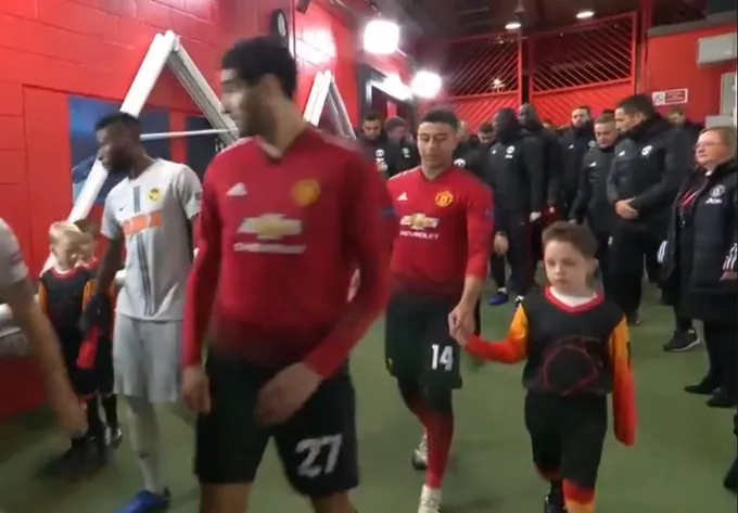 Fellaini lạc mất cậu bé mascot - Bóng Đá