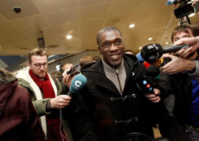 Clarence Seedorf bị vây chặt trên đường đến chậm chức HLV Deportivo - Bóng Đá