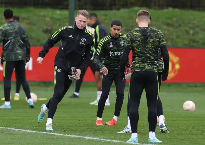 Casemiro theo sát trên sân tập, Ten Hag bố trí bộ 3 mới mẻ cho M.U? - Bóng Đá