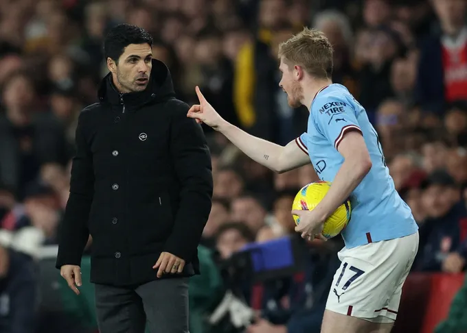 De Bruyne nổi cáu, chỉ mặt HLV Arteta - Bóng Đá