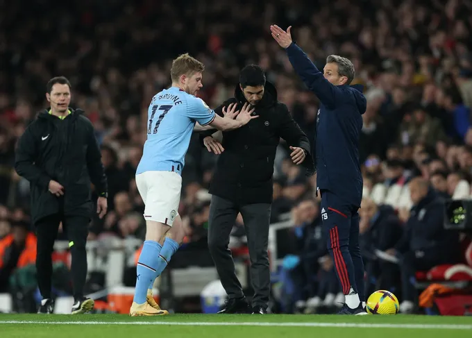 De Bruyne nổi cáu, chỉ mặt HLV Arteta - Bóng Đá