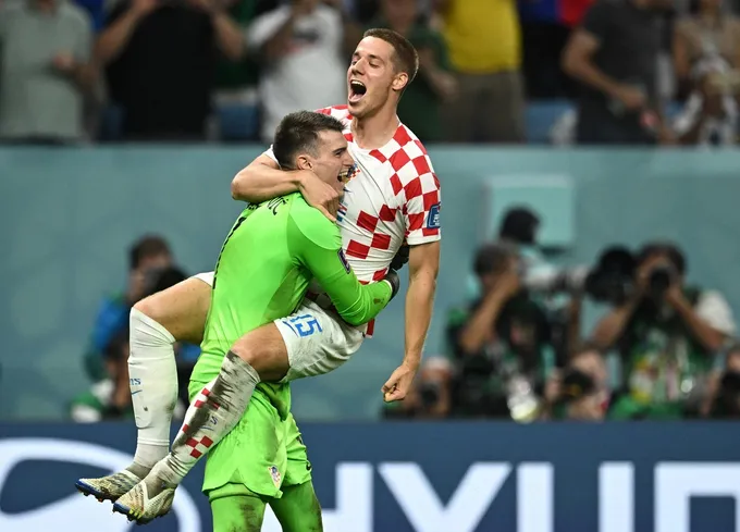 Modric ôm hôn thủ môn Croatia sau loạt luân lưu - Bóng Đá