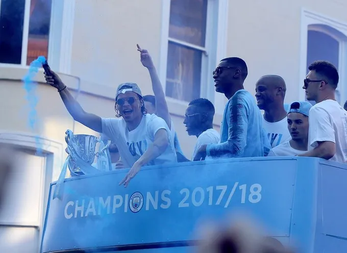 100.000 cổ động viên vây lấy Man City trong buổi diễu hành mừng ngôi vô địch - Bóng Đá