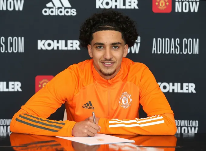 Charlie Savage and Zidane Iqbal sign first professional contract at Manchester United - Bóng Đá