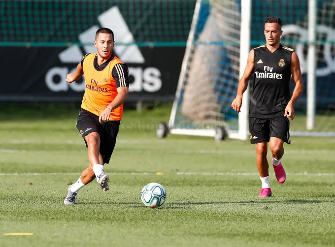 Fans notice Real Madrid new boy Eden Hazard has photo of his kids wearing Chelsea shirts on his phone case - Bóng Đá