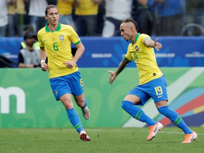 Arsenal đạt thỏa thuận với Everton Soares - Bóng Đá